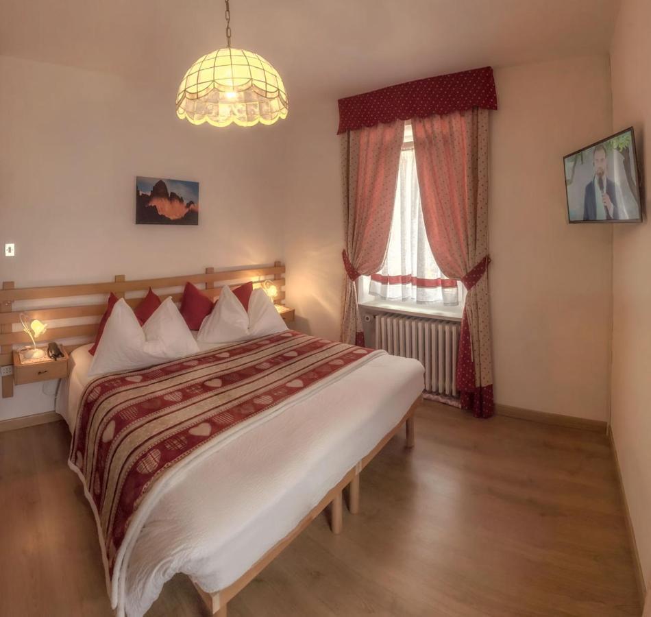 Hotel Garni Suisse Сан Мартино ди Кастроза Екстериор снимка