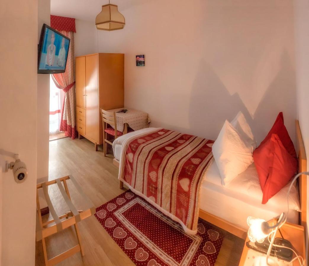 Hotel Garni Suisse Сан Мартино ди Кастроза Екстериор снимка